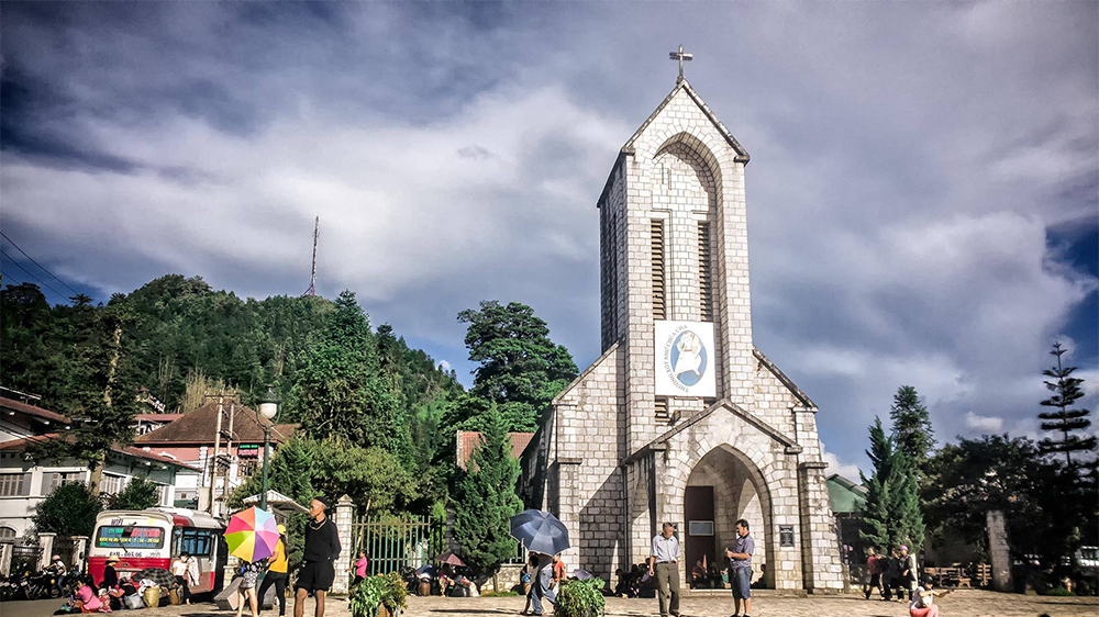 lua-chon-loa-phan-tan-rong-hieu-suat-cao-cho-khuon-vien-nha-tho-500m2